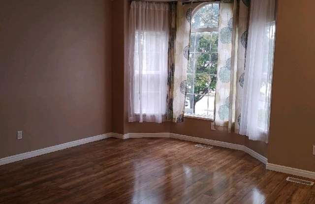 STUNNING 5 bdrm. Single Family Home! BEST Price Around! Gallery 3