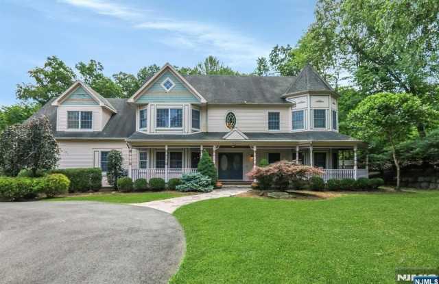765 Colonial Road Gallery 3