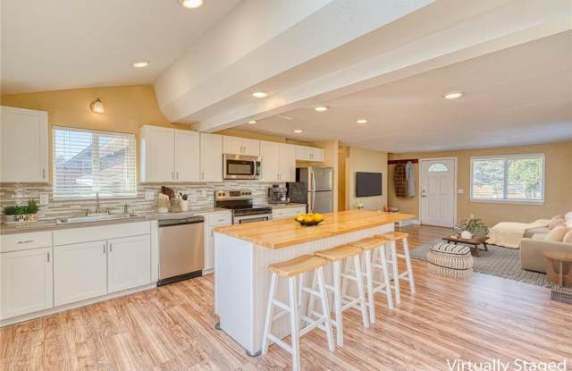Spacious 3bd/2ba + Office and 2-Car Garage on 1/2 Acre Minutes from Downtown Kalispell!!! Gallery 4
