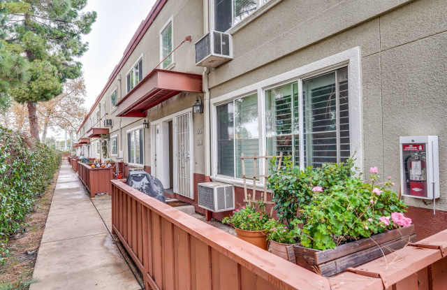 Santa Clara 2 bedroom, 1 bath Upstairs Condo overlooking Bracher Park - 2601 Cortez Drive, Santa Clara, CA 95051