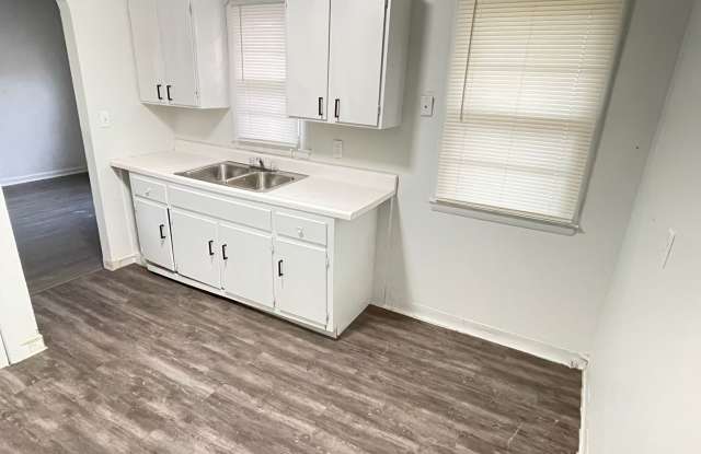 Nicely updated 3 bedrooms 1 bathroom with off street parking Gallery 4