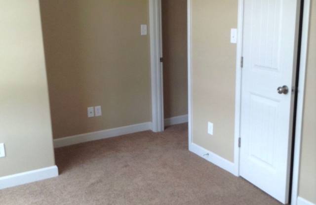 Charming 2-Bedroom, 2.5-Bath Townhome in Lenoir City, TN photos photos Charming 2-Bedroom, 2.5-Bath Townhome in Lenoir City, TN photos photos