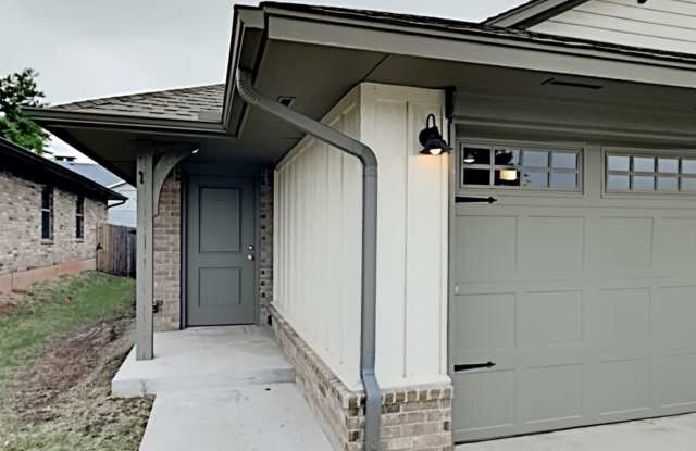 2 Bedrooms 2 Bathroom 2 Car Garage Duplex Close to Broadway Extension, a short distance from Edmond and easy access to downtown OKC Gallery 1