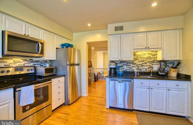 ALEXANDRIA - BEAUTIFUL UPDATED TOWNHOUSE IN KINGSTOWNE! Gallery 3