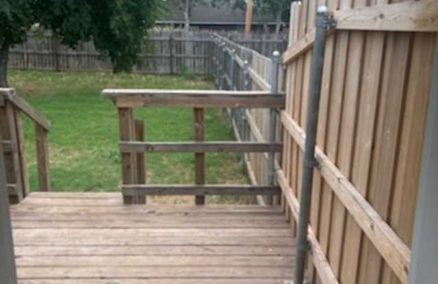 Charming 2-Bedroom, 1-Bath Duplex Near Cameron University Gallery 3
