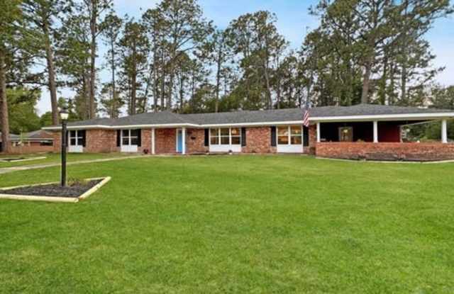 1900 Columbus Circle - 1900 Columbus Circle, Leesville, LA 71446