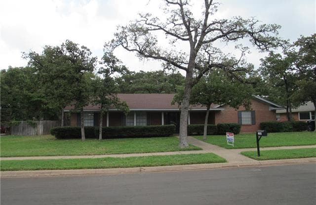 1705 Hilltop Lane - 1705 Hilltop Ln, Pantego, TX 76013