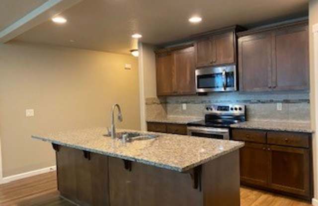 Beautiful, Newer 4BD/3BA Townhome Near Walking Trail With Fenced Back Yard  AC! - 8204 Northeast 20th Street, Vancouver, WA 98664