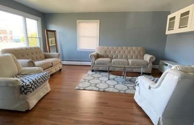 9 Howland Avenue Gallery 4