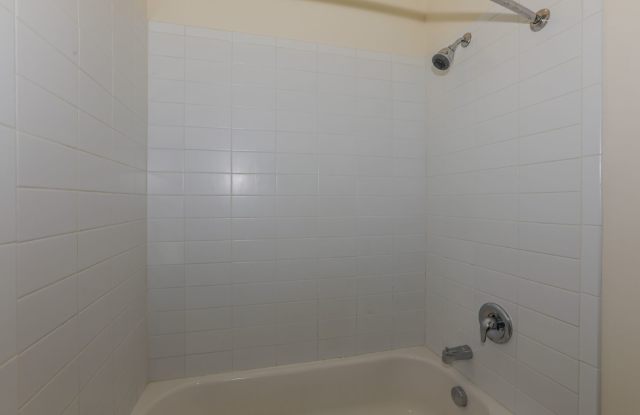 2/Bdrm 2/Bath - 1036sf - Waterfront Gallery 4