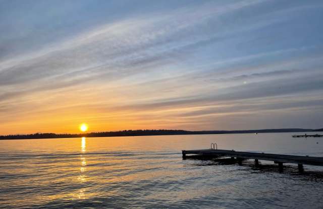 Kirkland Waterfront 1 bedroom with Private Beach Access + W/S/G and Parking Included! Gallery 1