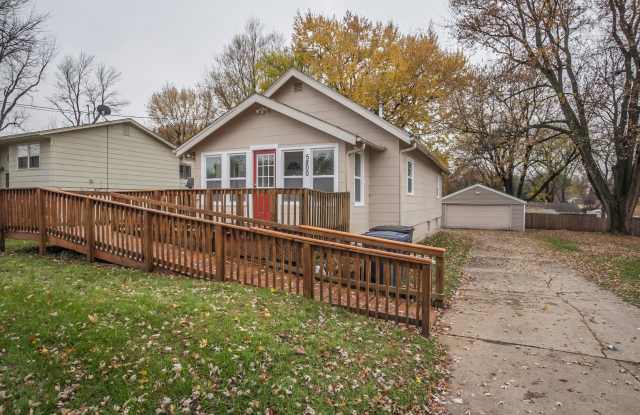 Spacious 2 bedroom 1 bath home Gallery 3