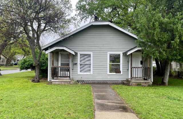 1 BED 1 BATH DUPLEX FOR LEASE AVAILABLE July 1! photos photos