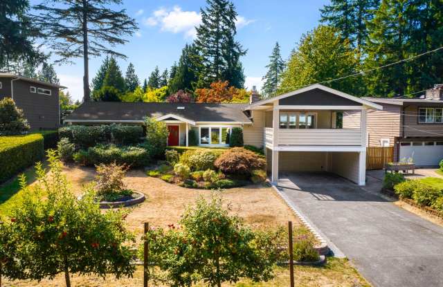 Spacious 3BR South Juanita Home with Vaulted Ceilings & Bonus Spaces Gallery 1
