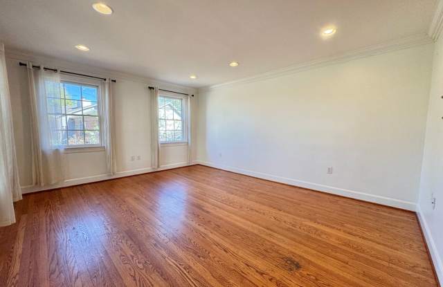 Spacious 4 Bedroom Nashville Home with Finished Basement & Private Backyard Gallery 4
