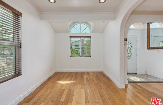 5049 Hesperia Avenue Gallery 3
