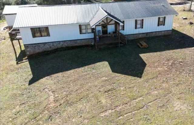 Charming 3BR House in Greensboro - 1060 Stephen Street, Greensboro, GA 30642