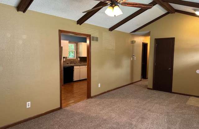 301 Southwest Redwood Drive Gallery 4