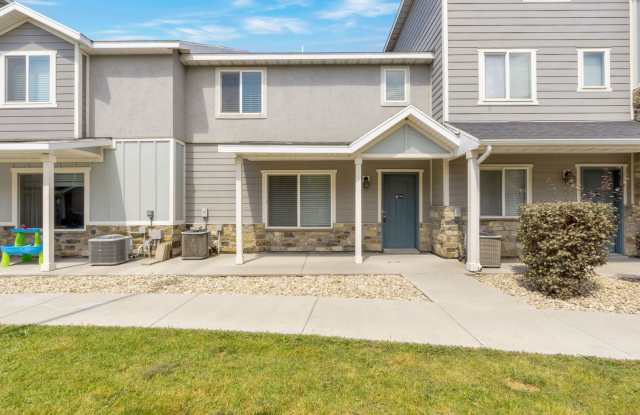Beautiful 2 Story Townhome in Vineyard w/ 2 car garage - 746 East 150 North Street, Vineyard, UT 84059