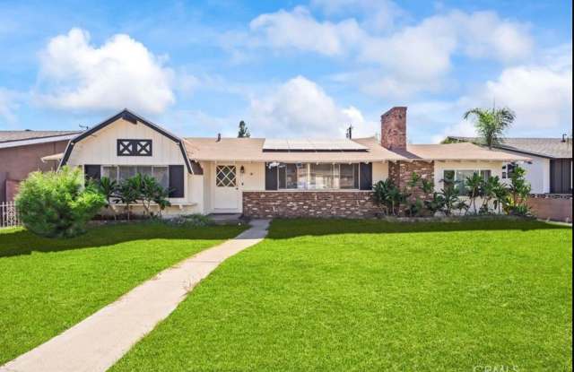 Spacious 5-Bedroom Home in the Heart of Pomona - 370 East La Verne Avenue, Pomona, CA 91767