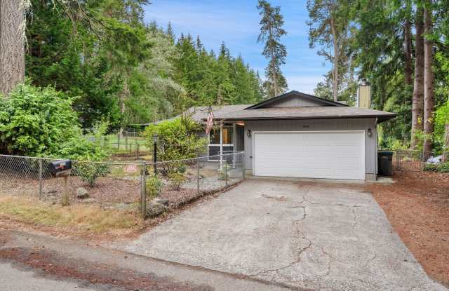 Rambler in Port Orchard with Fenced Yard photos photos