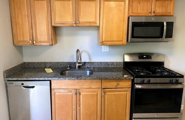 2 BR / 1 Bath Townhome - Swissvale Convenience! Gallery 1