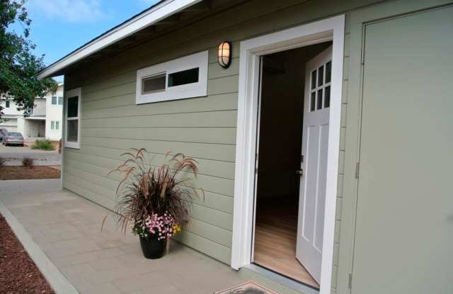 1 Br/1 Ba ADU West of I-5! - Buena Vista - 2402 Buena Vista Circle, Carlsbad, CA 92008