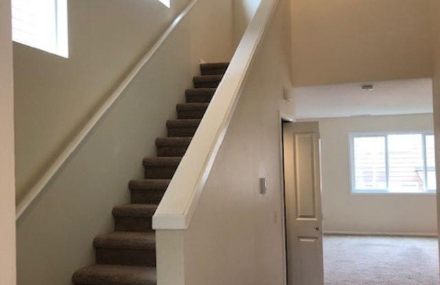 Beautiful 4 bedroom Home in Frederickson Estates Community! Gallery 4