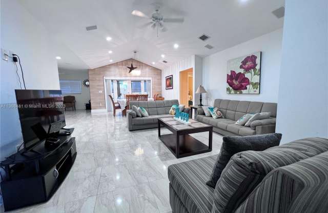 15835 SW 144th Ct Gallery 3
