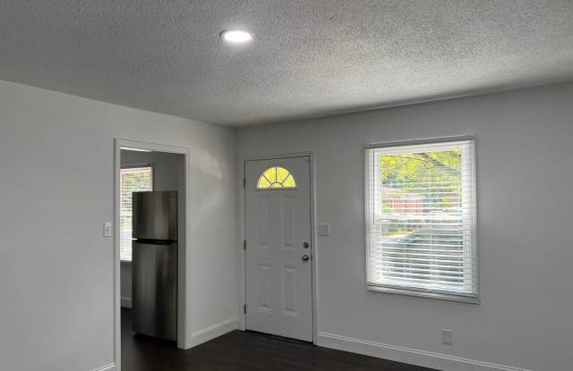 3 Bedroom Home Close to Uptown Gallery 3