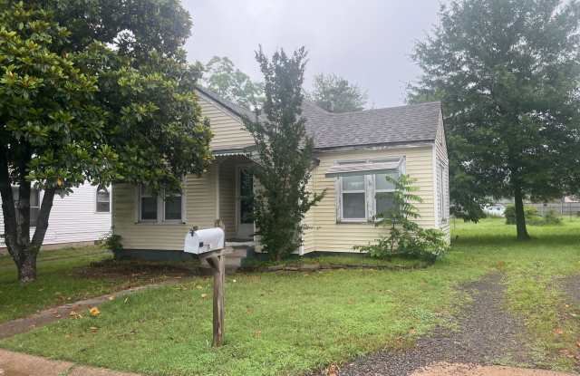 Welcome to this charming 2-bedroom, 1-bathroom house located in Russellville, AR. photos photos