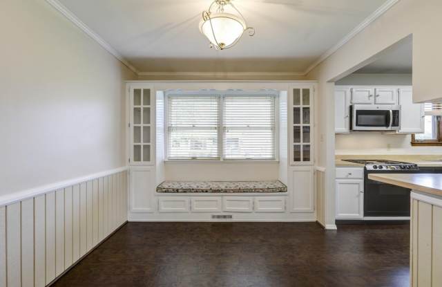 Split-Level Home With Fenced Yard In Quiet Residential Area Gallery 4