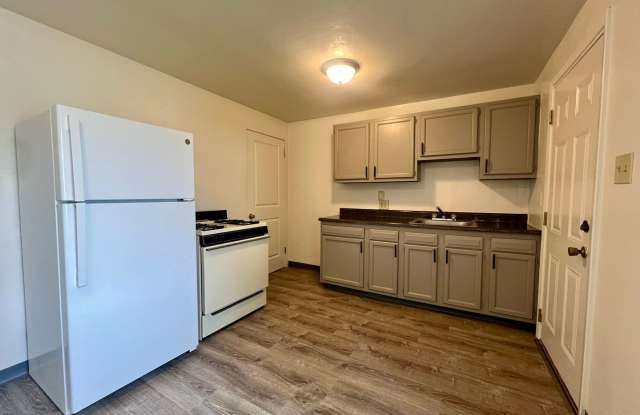 Outstanding Two Bedroom in Cheswick! Central A/C, Off-Street Parking & More!! Call Today! photos photos
