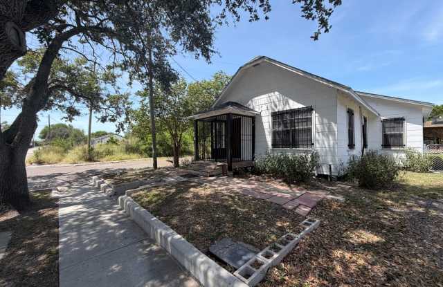 THREE BEDROOM ONE BATH HOUSE Gallery 3