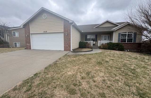 Spacious west side 3 Bedroom, 2 Bath home, close to Ft. Riley! photos photos