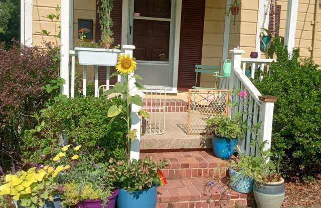 *$250 RENT CREDIT AVAILALBE* Adorable 1 Bedroom Duplex in Old West Durham - Walk to 9th St! photos photos *$250 RENT CREDIT AVAILALBE* Adorable 1 Bedroom Duplex in Old West Durham - Walk to 9th St! photos photos