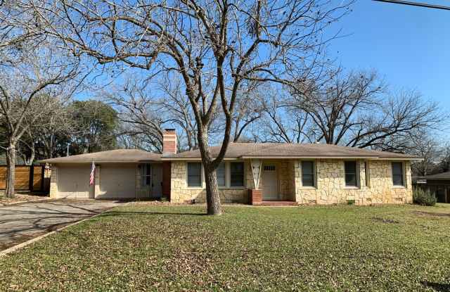Walk to Landa Park / Fridge Included / Large Backyard / Luxury Vinyl Plank/ No Carpet /NBISD BISD photos photos