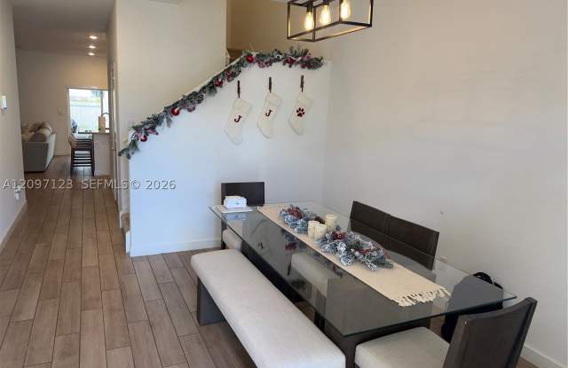 1842 SE 7th Ter Gallery 2