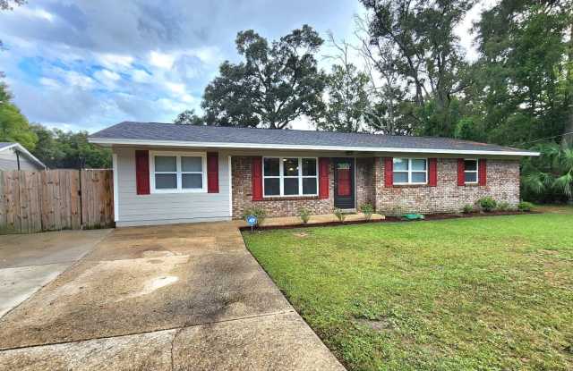 4 Bedroom Home with Large Family Room, Huge Fenced Yard, Workshop & Pool photos photos