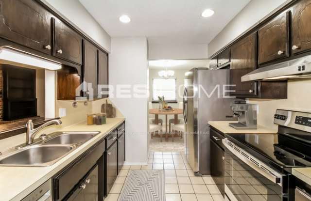 5005 Oak Manor Drive Gallery 2