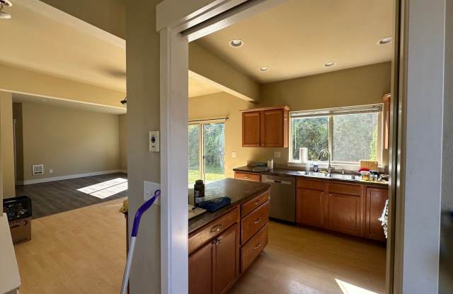 4 Bed 2 Bath Home in Bellingham with Garage - RENT SPECIAL 1/2 MONTH FREE RENT Gallery 3