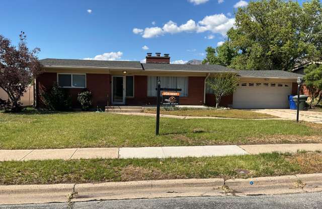 3 bdrm 2 bath Home 2 car Garage small dog Friendly photos photos