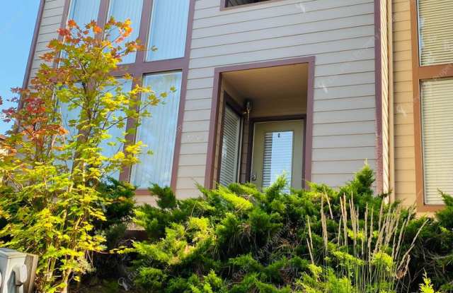 FULLY FURNISHED, 1 BR - 1.5 BA + LOFT CONDO IN NW BEND photos photos