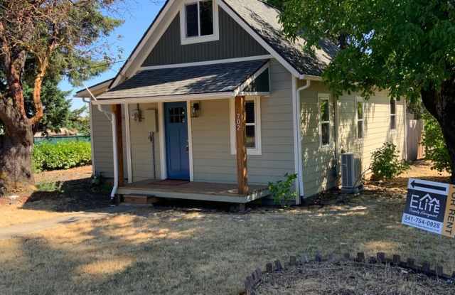 Available Now: 3 bedroom ~ 1 bath one level House on Corner Lot photos photos