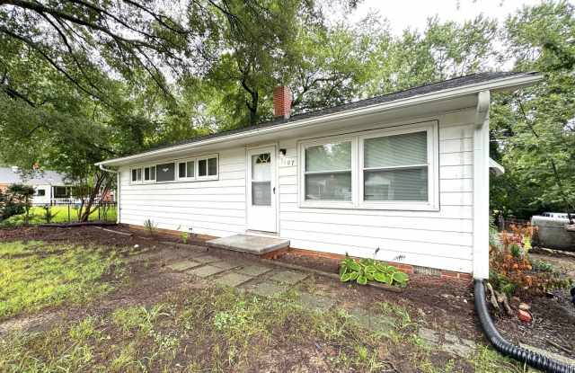 3 BR House w/ Fenced Yard and Convenient to I-40 photos photos