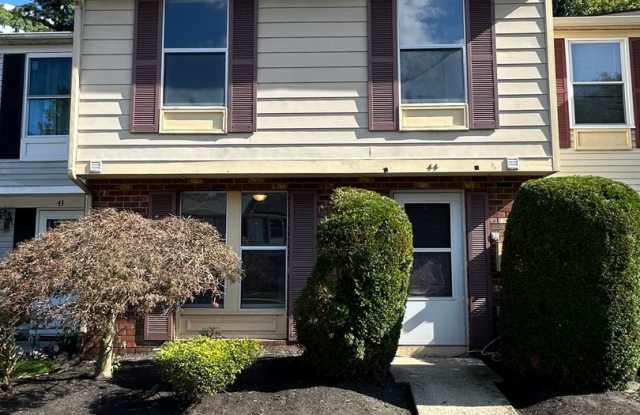Well maintained 3 Bedroom 2.5 Bathroom Townhouse is the desirable Kings Grant neighborhood in Marlton, NJ! Gallery 1