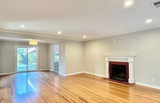 Beautiful, 2 Bedroom, 1 Bathroom, Home in Redwood City Available NOW! Gallery 4