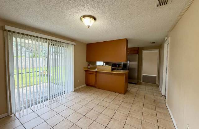 Brick Home in Convenient Location, Large Lot! Gallery 4