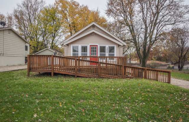 Spacious 2 bedroom 1 bath home Gallery 1