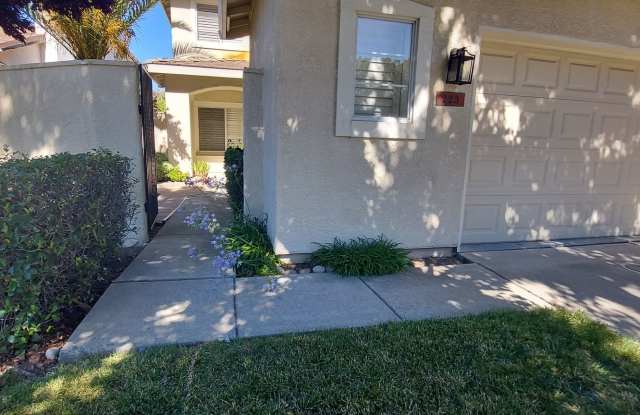 East Roseville, Quiet, Peacful Setting, Beautiful Courtyard entrance 3 Bedroom 2.5 Bathroom, Loft Low Maintenance rear Yard Gallery 3